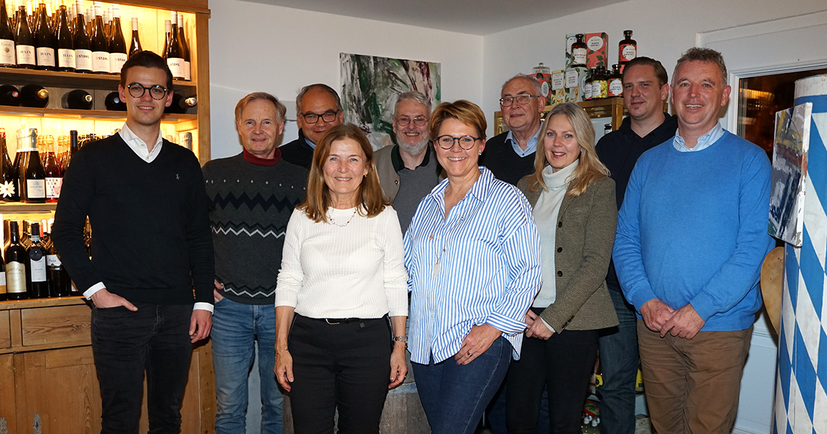 Die neue FDP-Kreisvorsitzende Monika Bock (Mitte) mit Anette Westarp (li) und Birgit Unger (re), Raphael Karlisch (li), Dr. Thomas Klaue, Dr. Michael Reich, Fritz Haugg, Dr. Harald Eggers, Maximilian Neumayr und Axel Schmidt (re).