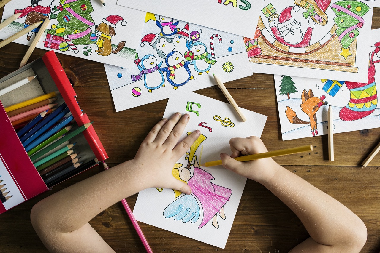 Kinderhände beim Malen 